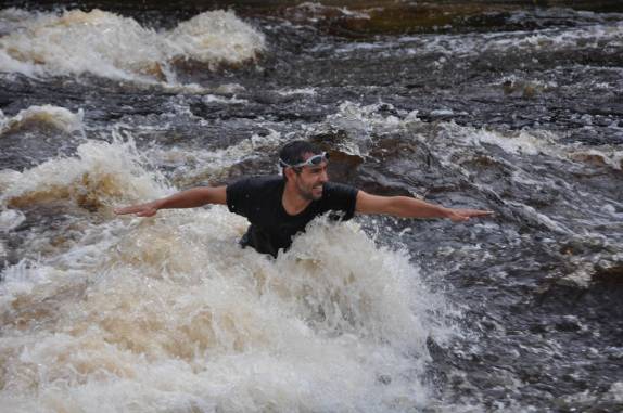 Enfrentando as corrediras do rio Urubuí, em Presidente Figueiredo - AM